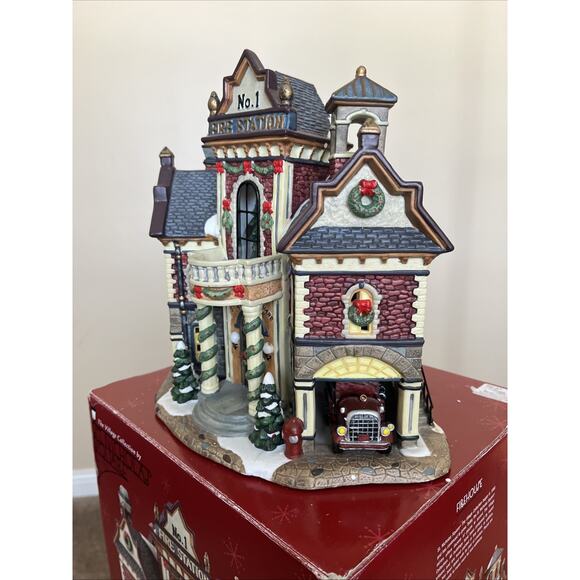St Nicholas Square Christmas Village Firehouse 2003 in Original Box No light - Picture 6 of 7